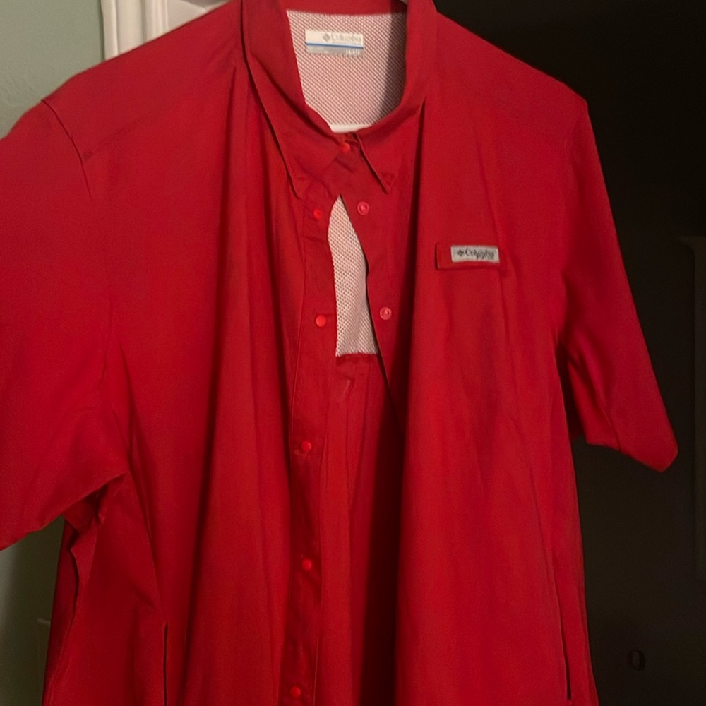Red Columbia light weight shirt